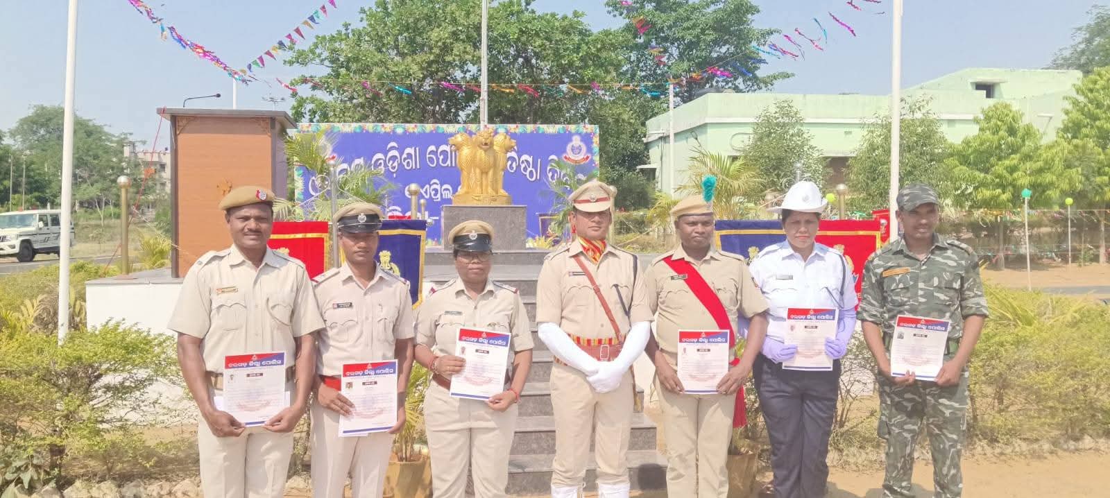 ପୋଲିସ ଅଧିକାରୀ ମାନେ ସମ୍ବର୍ଦ୍ଧିତ ହେବା ଅବସର ରେ 