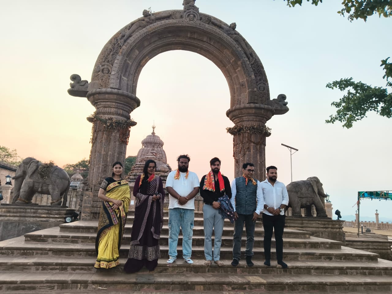 Odia cinema ମା ତାରାତାରିଣୀ ଙ୍କ ପୀଠ ରେ ମେହେର ମୁଣ୍ଡା ଟିମ୍