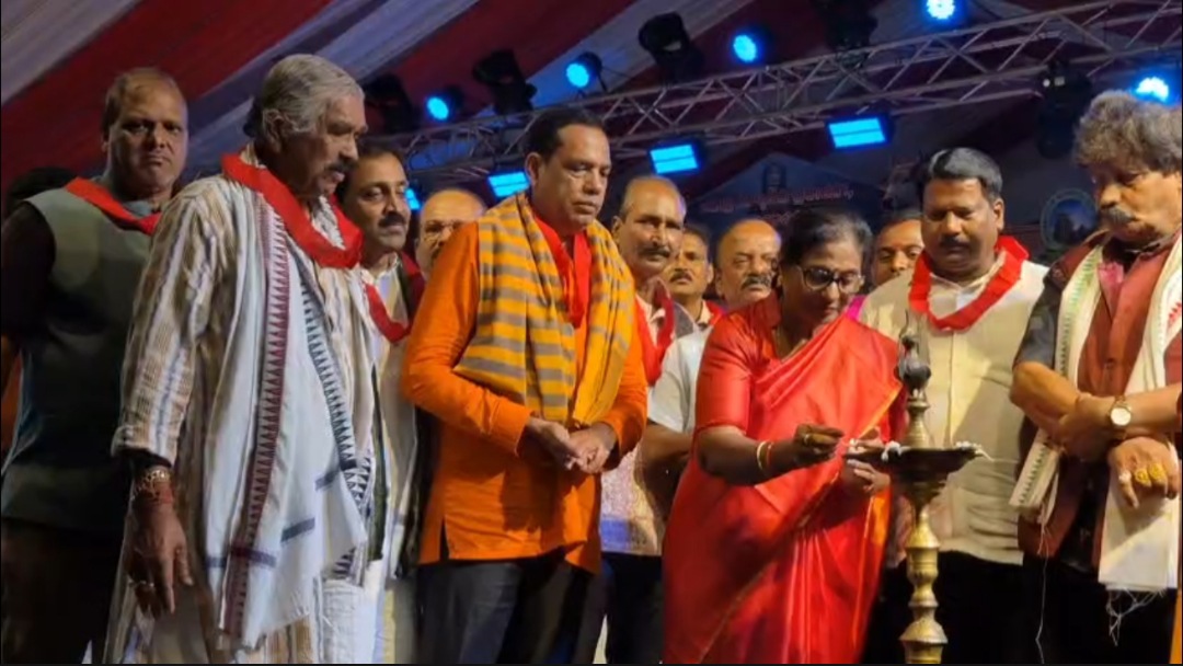 ଲିଙ୍ଗରାଜ ମହୋତ୍ସବ ରେ ଦୀପ ପ୍ରଜ୍ବଳନ କରୁଛନ୍ତି ଶ୍ରୀମତୀ ସୁରମା ପାଢ଼ୀ 