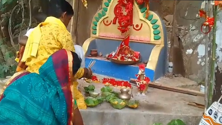 ବ୍ରାହ୍ମଣୀଦେଇ ଙ୍କ ପୀଠ ରେ ଦେବୀ ଙ୍କ ପୂଜାର୍ଚ୍ଚନା 