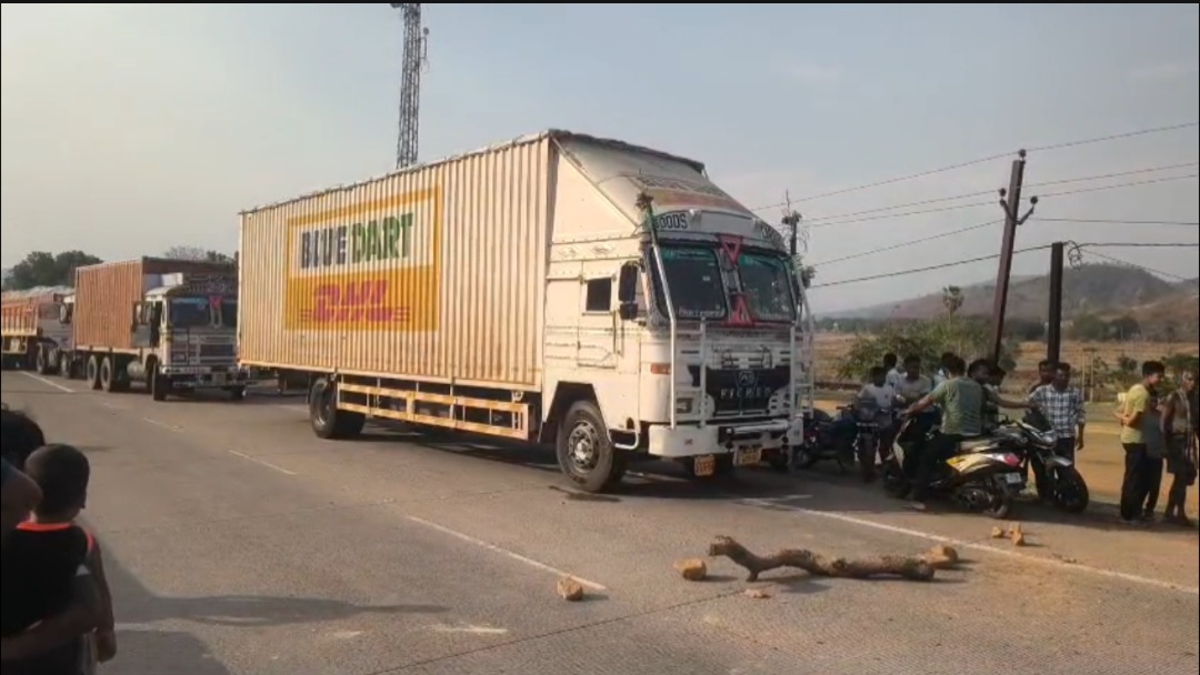 ଏହି ଆନ୍ଦୋଳନ ଫଳ ରେ ରାଜରାସ୍ତା ରେ ଗାଡ଼ି ଚଳାଚଳ ଠପ 