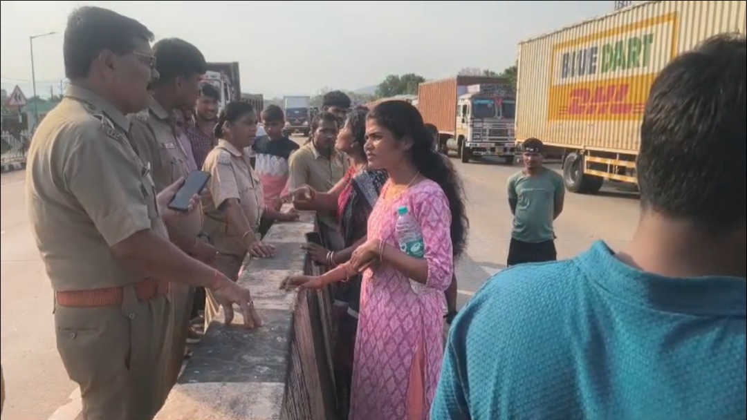 ଆନ୍ଦୋଳନ ସମୟ ରେ ପୋଲିସ ଓ ପରିବାର ସଦସ୍ୟ ଙ୍କ ଭିତରେ କଥା କଟାକଟି 