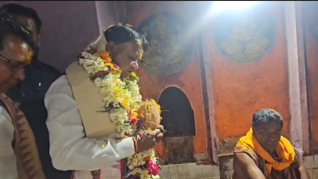 ବାବା କୁଶଳେଶ୍ୱର ମହାଦେବ ଙ୍କୁ ଧାର୍ମିକ ଦର୍ଶନ କଲେ ମୁଖ୍ୟମନ୍ତ୍ରୀ