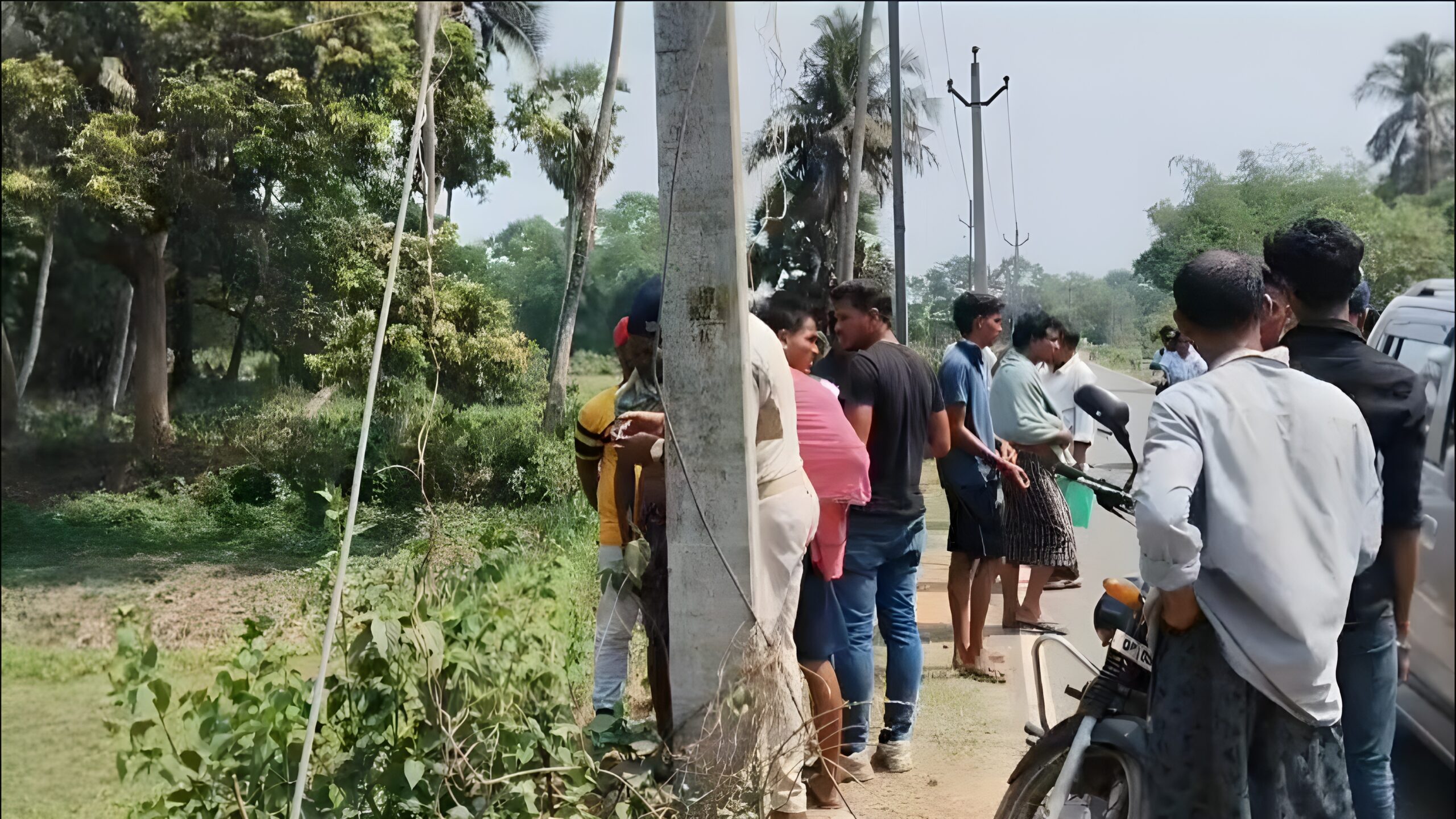 Road accident : ଦୁର୍ଘଟଣା ସ୍ଥଳ ରେ ସ୍ଥାନୀୟ ଲୋକେ ଓ ପୋଲିସ 