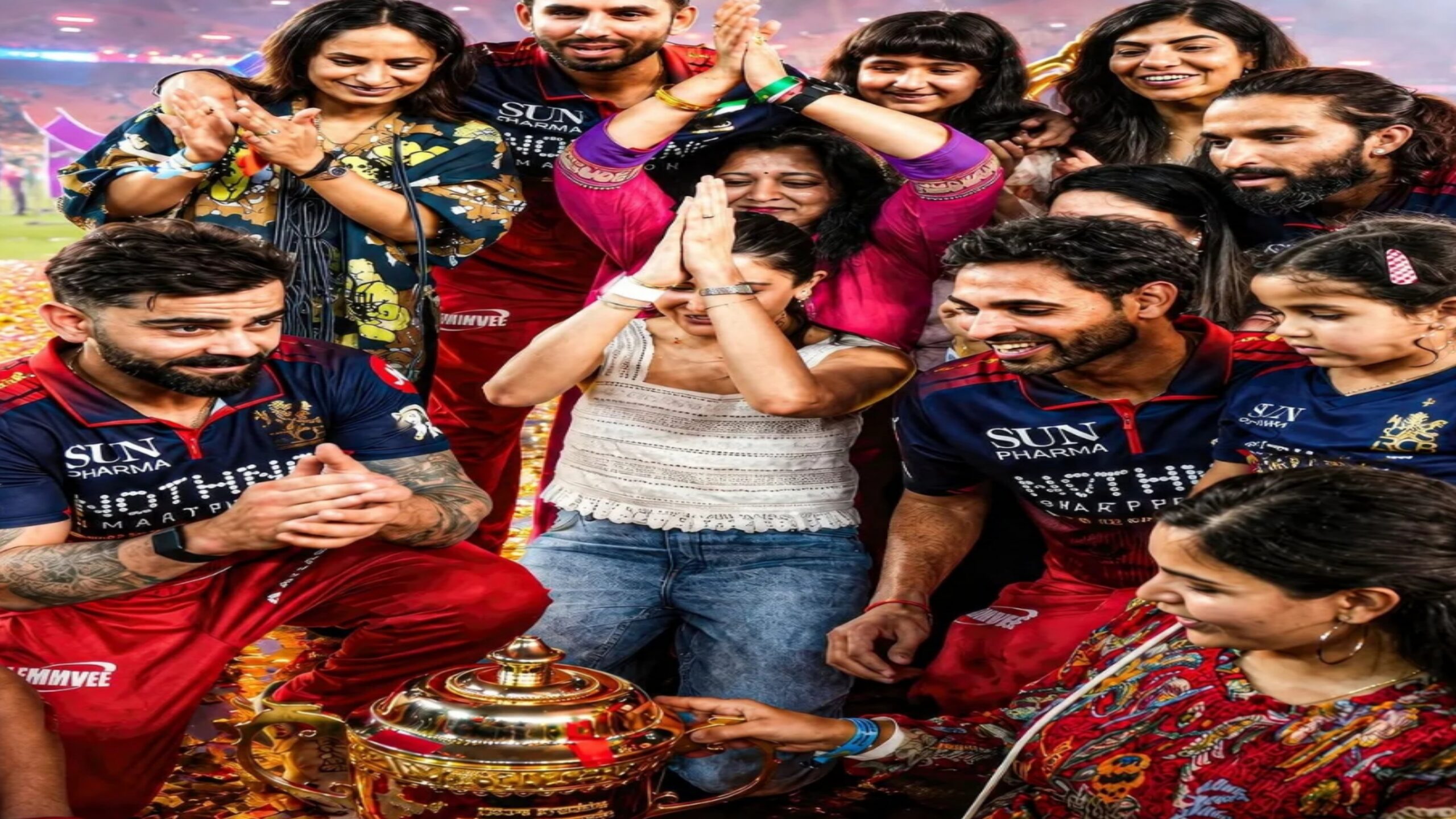 Virat Kohli Emotional Video : ଟ୍ରଫି ଧରି ଏହି କାରଣ ପାଇଁ କାନ୍ଦିଲେ ବିରାଟ କୋହଲି! କାରଣ ଜାଣି ହେଇଯିବେ ଆଶ୍ଚର୍ଯ୍ୟ 4 Virat Kohli Emotional Video : ବିରାଟ ଙ୍କ ସହ ସବୁ ପରିସ୍ଥିତି ରେ ଅଛନ୍ତି ଅନୁଷ୍କା