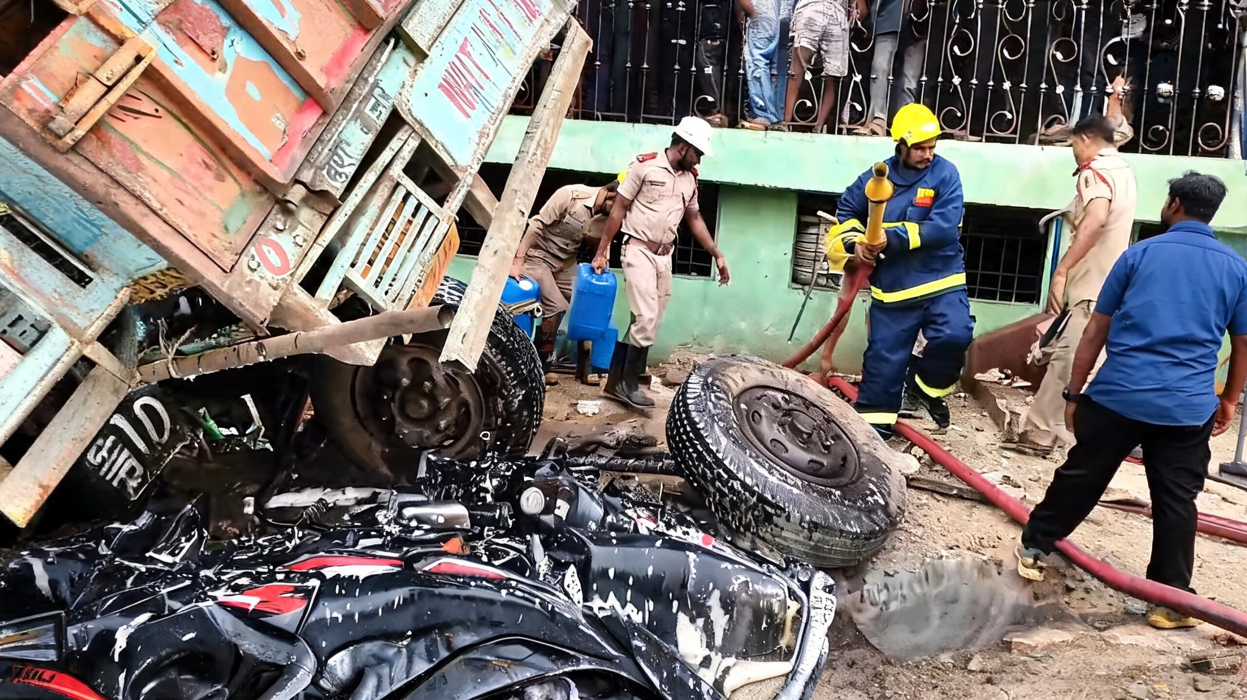 Koraput Truck Accident : ବଡ଼ ବିପଦରୁ ରକ୍ଷା! ବ୍ରେକ୍ ଫେଲ୍ ଟ୍ରକ ଗ୍ୟାସ ଏଜେନ୍ସିରେ ମାଡ଼ିଗଲା, ୧୫ରୁ ଅଧିକ ବାଇକ୍ ଚୁରମାର 3 Koraput Truck Accident : ନିୟନ୍ତ୍ରଣ ହରାଇ ଏଚପି ଗ୍ୟାସ୍ ଏଜେନ୍ସି ଉପରେ ଚଢ଼ିଗଲା ଟ୍ରକ୍