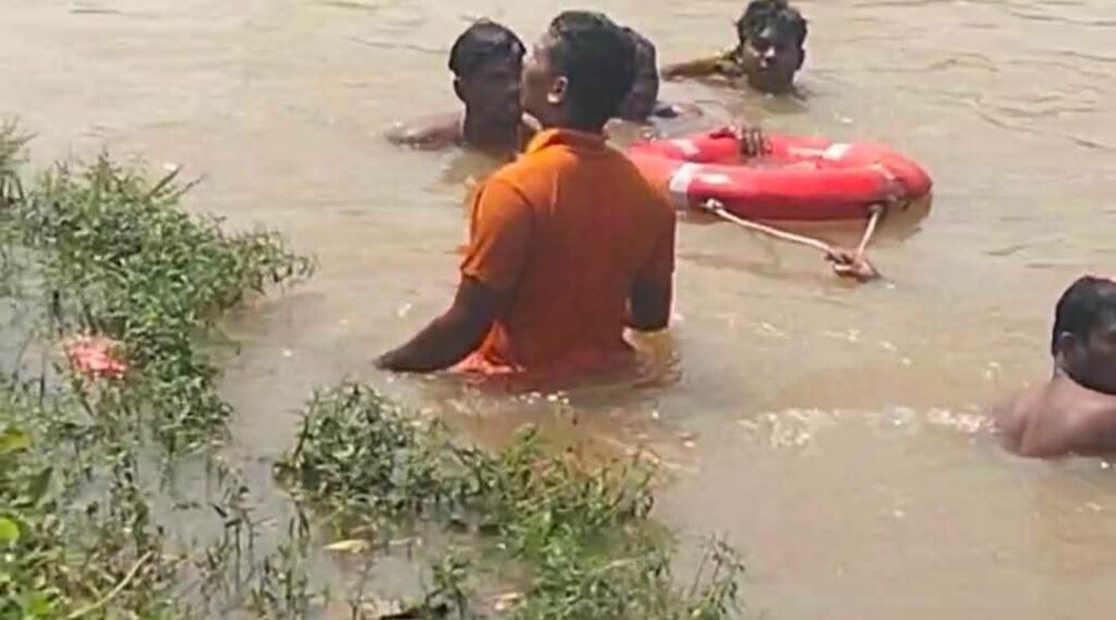 Salepur Canal Drowning : ୬ ନମ୍ବର କେନାଲରେ ବୁଡ଼ି ଯୁବକଙ୍କ ମୃତ୍ୟୁ, ମାଛ ଧରିବାକୁ ଯାଇଥିଲେ ବାପା-ପୁଅ 2 Salepur Canal Drowning: ସାଲେପୁର ବାରିଗୋଳ ଗ୍ରାମ ୬ ନମ୍ବର କେନାଲରେ ବୁଡ଼ି ଯୁବକଙ୍କ ମୃତ୍ୟୁ, ଉଦ୍ଧାର କାର୍ଯ୍ୟରେ ଅଗ୍ନିଶମ ବାହିନୀ